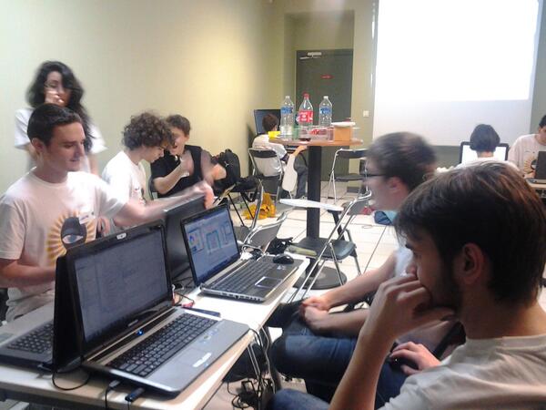 hatscat's tweet photo. Crazy Chicken est à fond, bientôt les premières images de Kingdom For Chicken pour vous. #TizenHackParis http://t.co/RKzfaKP0OV