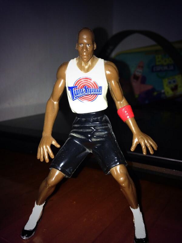 mangelrogel's tweet image. Os presento a un muñeco que ha pasado por todo y nunca se me ha roto ni perdido. Ahí sigue.