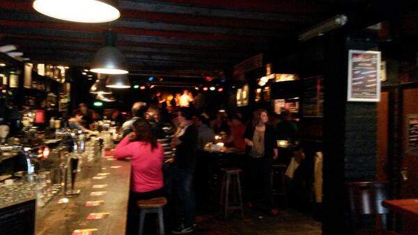 TwannyToeter's tweet photo. Kroegsport met collega's @ cafe Altstadt http://t.co/sNJBtmhk5Q