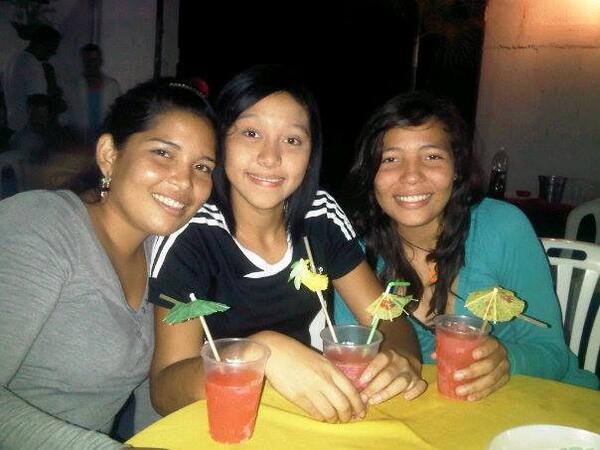 rosibel_l's tweet photo. misAmigas.. http://t.co/Su0qzlnucy