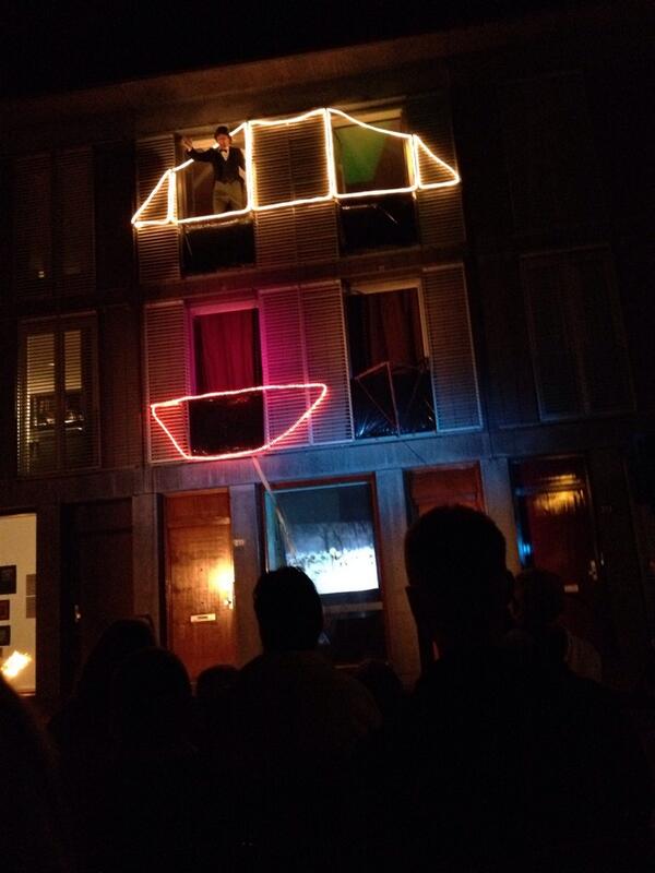 AbHans's tweet image. Bij ons om de hoek wordt een mooie nieuwe dimensie gegeven aan het woord straattheater #gevelopera @UdaExposed