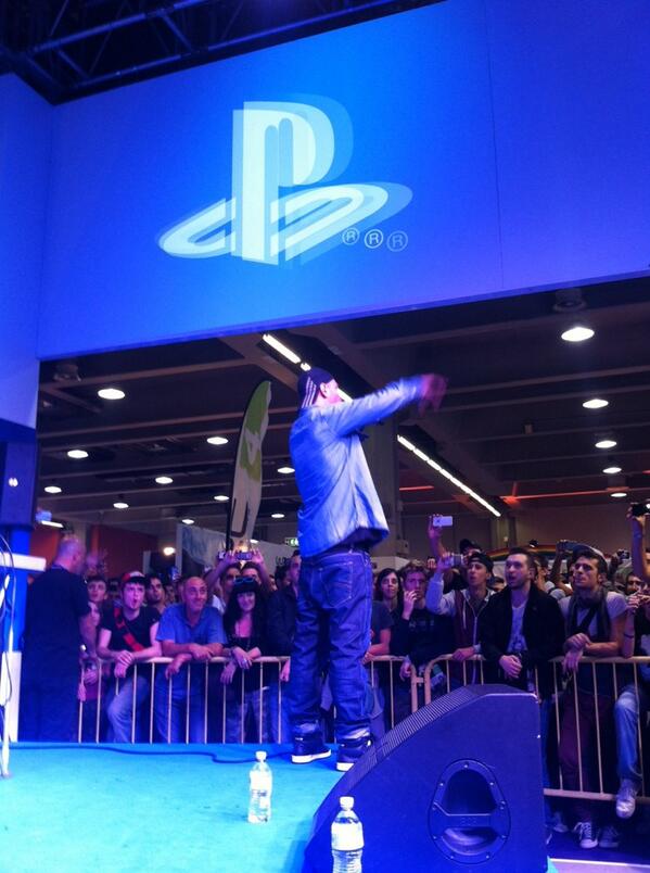FabriFibra's tweet photo. Fibra in fiera per #tryPS4 ! #novembre2013 #Beyond #gamesweekmilano http://t.co/mouaHnK6bm
