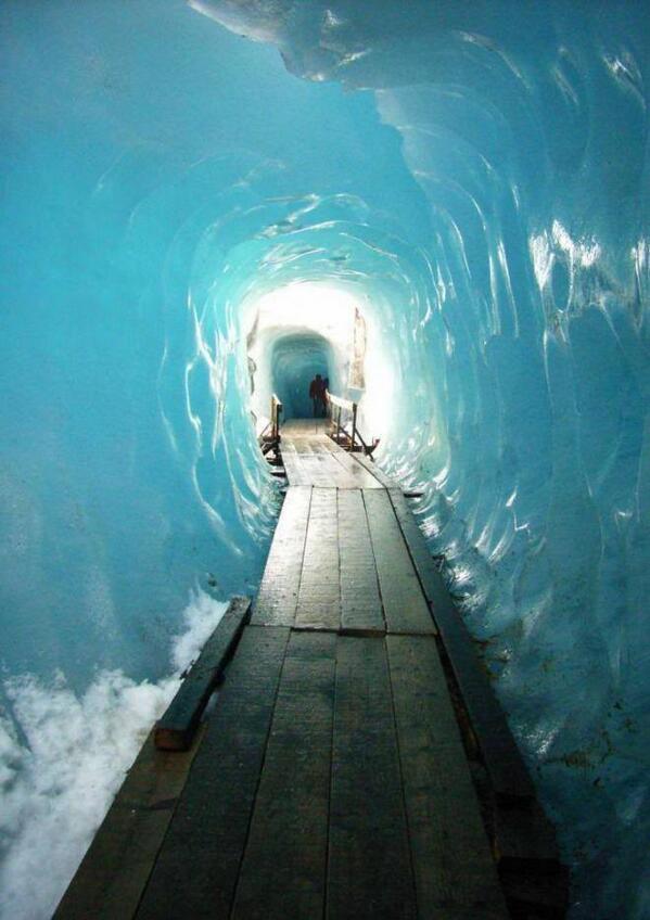 iIusionOptica's tweet photo. Un túnel en el glaciar del Ródano, Alpes suizos http://t.co/nmm6l8jNcN