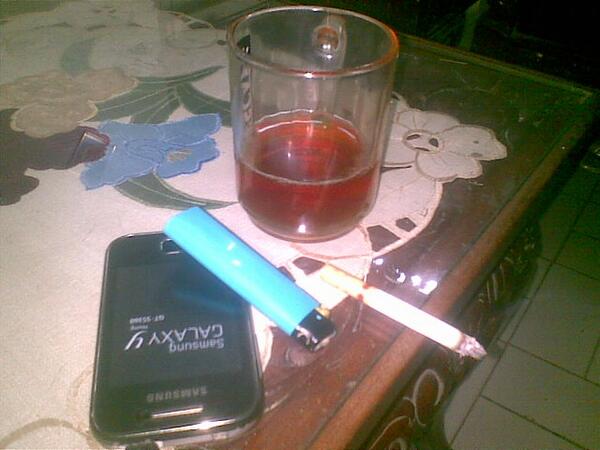dabpege's tweet image. WEEKEND!! #javaBeer #cigarette #flashingSmartPhone