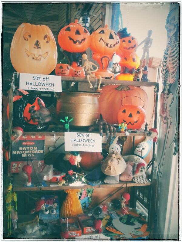 RustyRetro's tweet image. This is the Halloween Hangout! 4 shelves of Halloween AWESOMENESS, all 50% off!