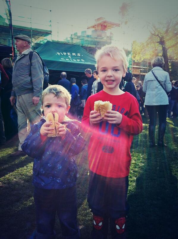 barrylwood's tweet photo. Two little Yellow Bellies with @lincssausages @lincsausagefest 👍 http://t.co/qMOhoztybl