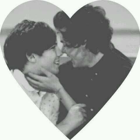 Луи томлинсон и элеонор колдер. Ларри стайлинсон поцелуй. Луи томлинсон поцелуй. Луи томлинсон поцелуй. Элеонор колдер 2021.