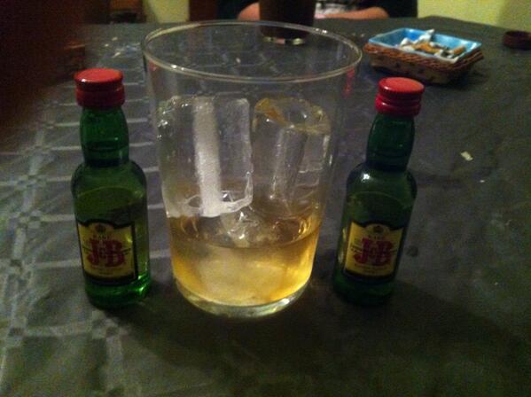 Tinybarbasaltas's tweet photo. Quiero wisky solo o sea sin nadie.... http://t.co/GsxUN8RbQ2