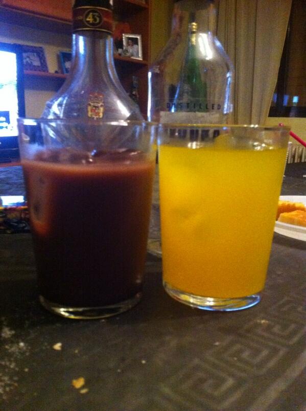 uchilopez's tweet photo. De copas con @AngelaPiruletas http://t.co/YftjogK9wZ
