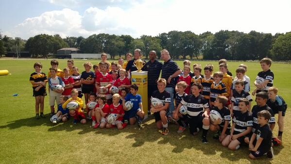 Great scenes in Sydney as <a href="/georgegregan/">George Gregan</a> and <a href="/GrantFox10/">Grant Fox</a> guard the Webb Ellis cup after #rugby training #RWC2015