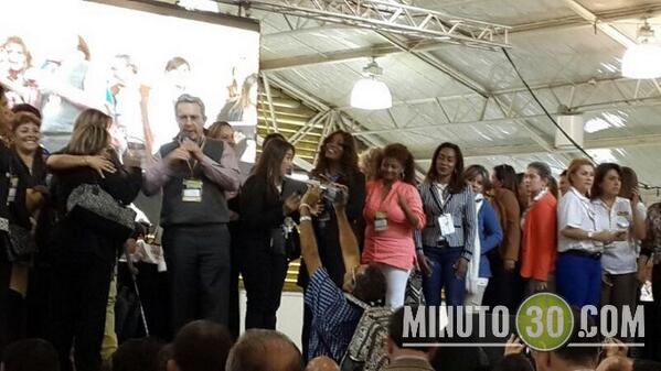 Siguen los micrófonos abiertos a los mensajes de los convencionistas del UCD  minuto30.com/ultimos-hechos…