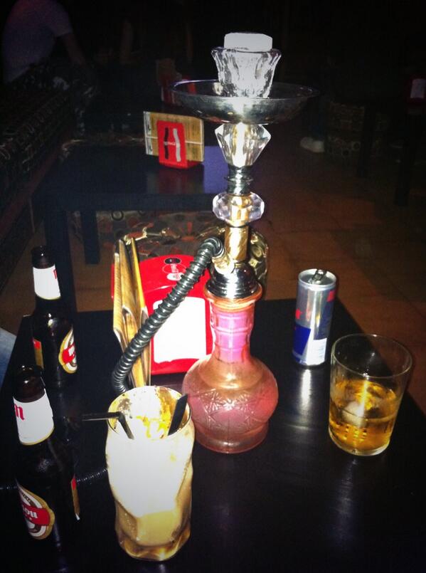 ptbPatry's tweet photo. Buena noche la de hoy cenando y tomando unas cachimbas con @mtena7 @lauradelrio_24 y #cristian :) http://t.co/sWGGg4YuwF