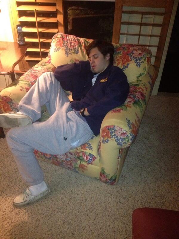 C_Madden15's tweet image. &quot;How real bros sleep&quot; #handplacement