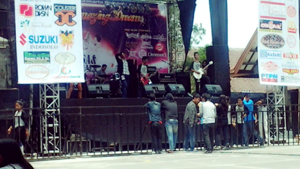 XSOC2's tweet photo. Perform from @diesinhand at @SMADASOLO cc: @alvieeen @SmadagaskarSolo :-) http://t.co/2X7hsIssQu