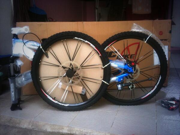 Sepedanya blm jadi? Kirain tinggal angkut RT <a href="/DimasYoga13/">Dimas Yoga</a>: Build some bike