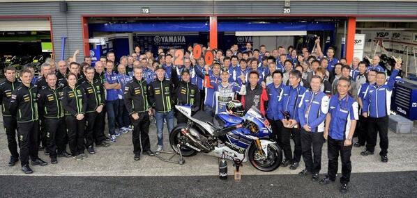 lorenzo99's tweet photo. Victoria 200 de Yamaha en la categoría reina.Muy feliz por celebrarlo con todos en Japón #Motegi #MotoGP #keeptrying http://t.co/DTKs6yWsxH