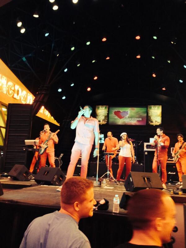 JohnChinaJPM's tweet image. #LifeIsBeautiful @Rajil @GoCoverflow rocking it out in Las Vegas @TonyHsieh downtown festival