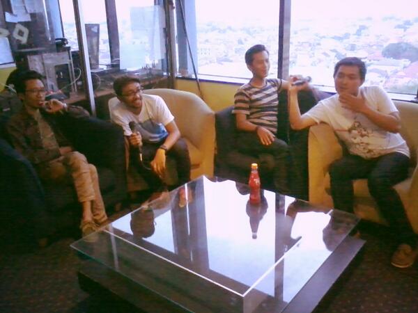 Live interview ansaphone with @99ersRadio_Bdg on <a href="/SIDESTREAM100FM/">SIDESTREAM100FM</a> w/ FDJ @RestiRedinka only on 100FM