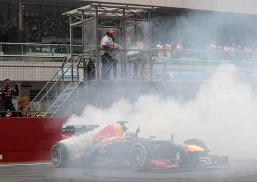 SebVettel__'s tweet image. Este momento es magico!! Sebastian ganador del gp de India y tetracampeon por fin!!