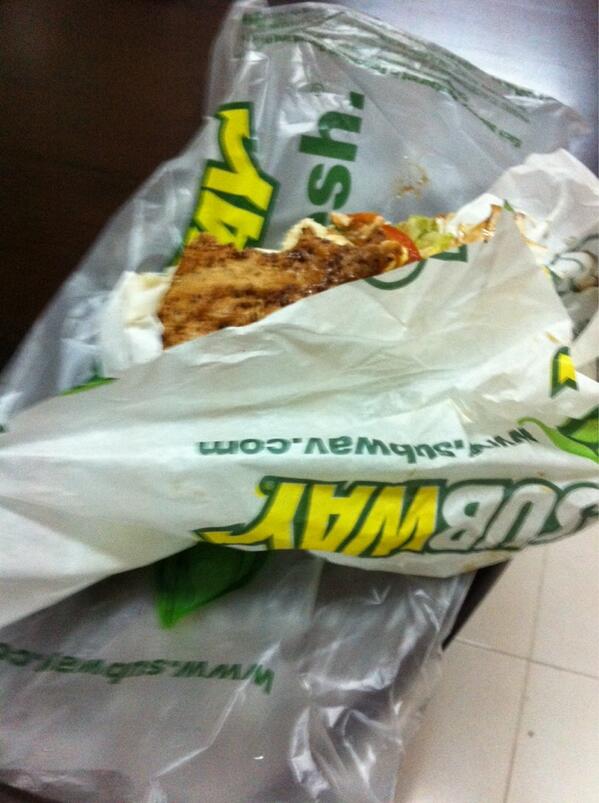 7hafiz7's tweet photo. @twt_gym aku tgh mkn subway,terus xjd mkn http://t.co/eJoxUkrEHG