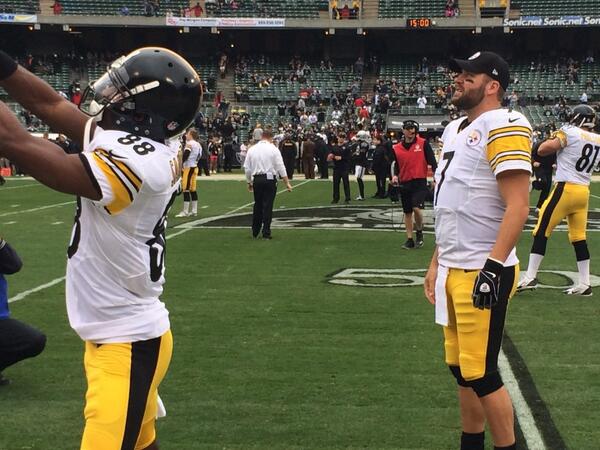 steelers's tweet photo. Final warmups. #SILVERvsSTEEL http://t.co/M1w2S4uei6