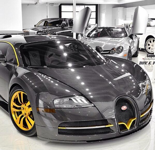 DeluxeCarViews's tweet image. A garage like this please