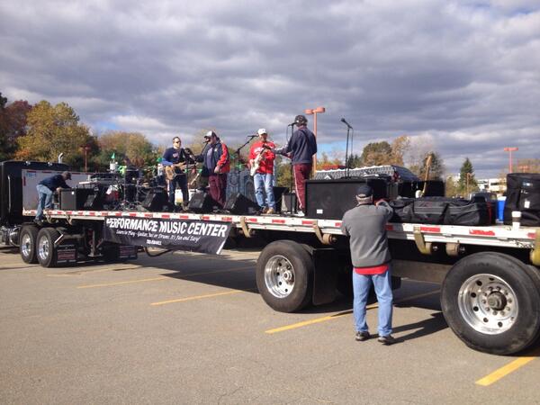 badluckkcat's tweet image. Live band at the halloween parade #bhsdeca