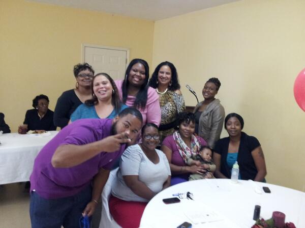 Gizzletheboss's tweet photo. My family at my grandma's dinner. http://t.co/IOK69CjBij