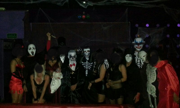 sevilla_liberal's tweet photo. Equipazo. @brunoymaria @michelleytoni @chickyypaco @voop69 http://t.co/LEbq4R7YmB
