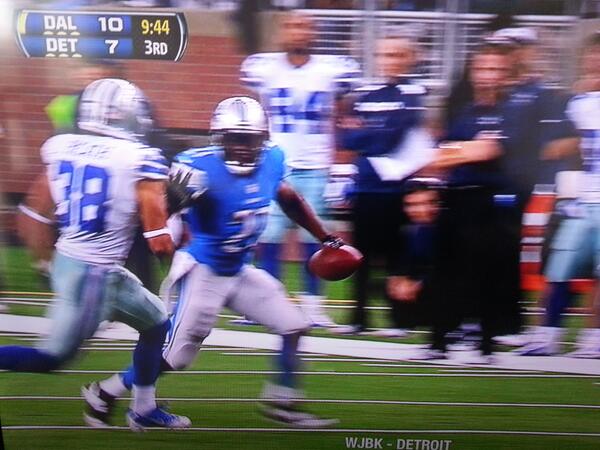 PrideOfDetroit's tweet photo. This is not how you're supposed to hold the football. http://t.co/0EKF6YFdzS