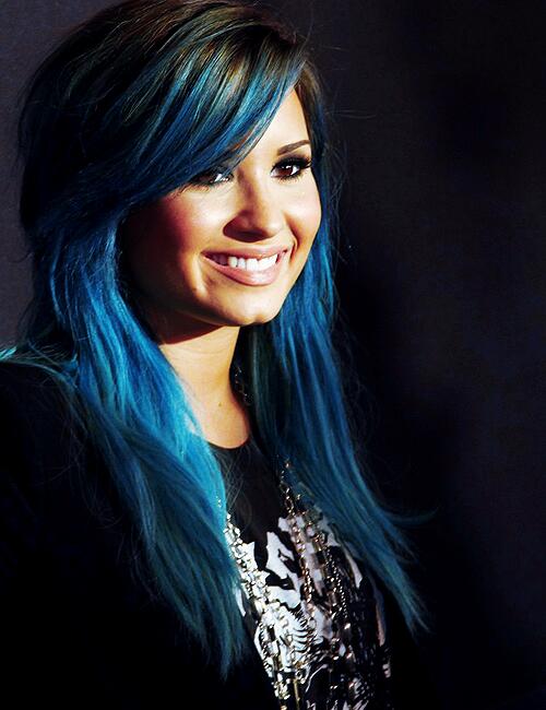 CowellOnline's tweet photo. A lot of #lovatics would like to see @ddlovato perform Neon Lights on The X Factor? You should tell @SimonCowell ! RT http://t.co/V2nxNrq75E