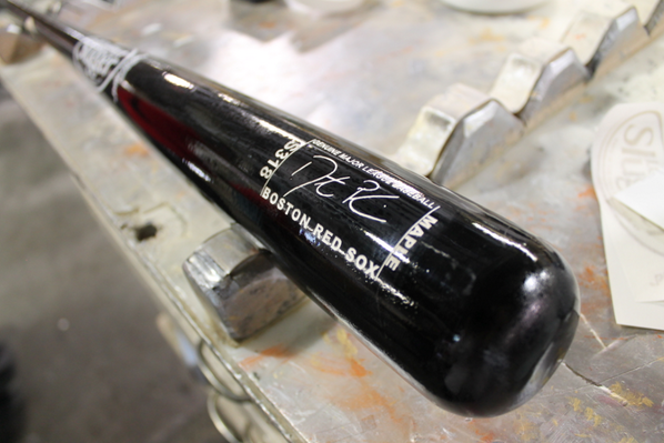 Cut4's tweet photo. Followers to RETWEET are eligible to win a @sluggernation @15Lasershow bat. #WorldSeries http://t.co/I8QUyVmmKb