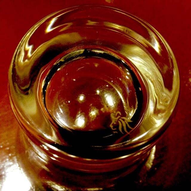 こんな模様の入ってるロックグラスのメーカー、どなたか知りませんか？f^_^; http://t.co/X3ok2ZPQRi