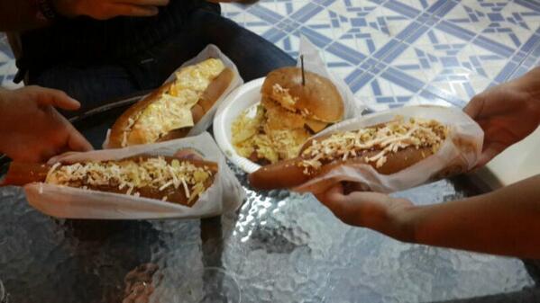 loschavalas's tweet photo. Tertulia en @hotdogmandingo disfrutando #LosChavalas  #DLaBB @Isra_Torres @Elbigduck @allan_arias @MarioJaviers http://t.co/rzW8I10IFN