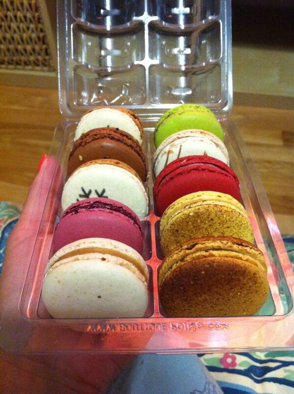 Aleeeee5's tweet photo. Macarons ❤ http://t.co/O9ULLWxOTg