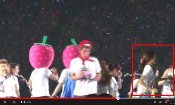 SooZarr's tweet photo. 131027 SMTOWN Tokyo Ending http://t.co/q0cPlIcgv3 Sooyoung &amp; Eunhyuk pushing each other to the water fountain lol! http://t.co/zXdJ6HH8wO