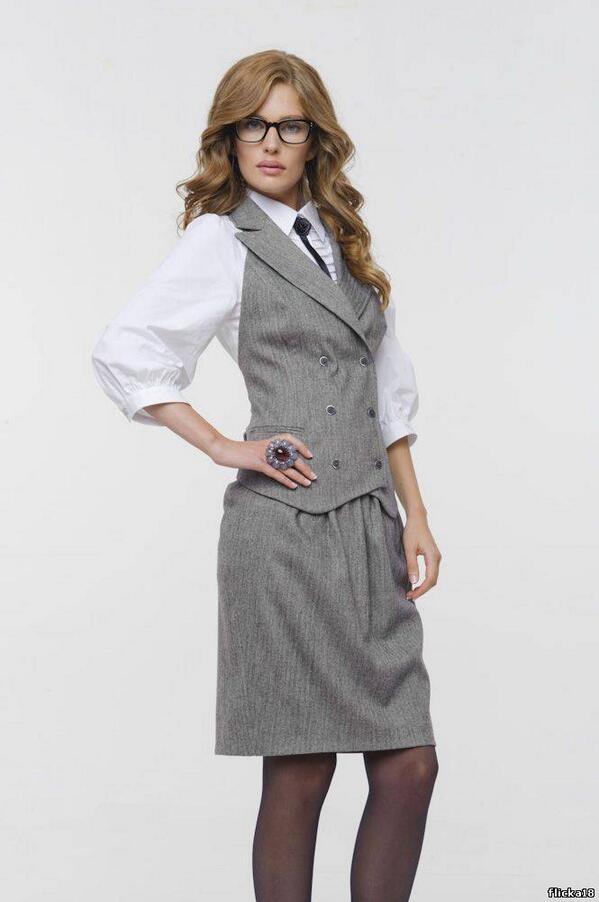 Девушка в деловом костюме. Деловой костюм. Магазины деловой одежды для женщин в москве. Магазины деловой одежды для женщин в москве. Классическая женская одежда.