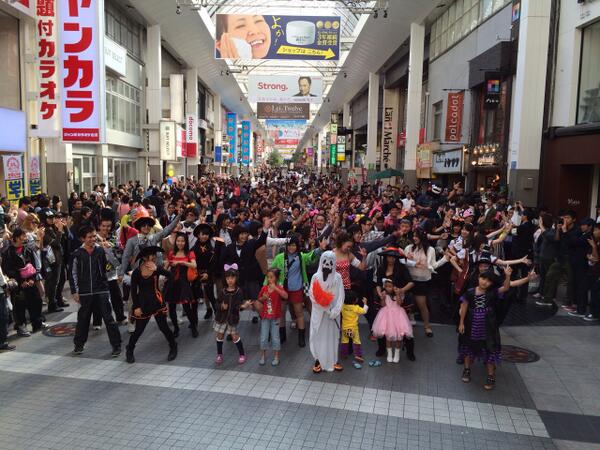 ikedachikao's tweet photo. 興味ないかもですが 熊本市民1000人で踊っちゃったバージョンのエンディングで使わせて貰えないですか(^з^)？"@zhtsss: 恋するフォーチュンクッキー躁鬱王子ver
https://t.co/gnX3ylWkO8 http://t.co/XJQQR4Ciek