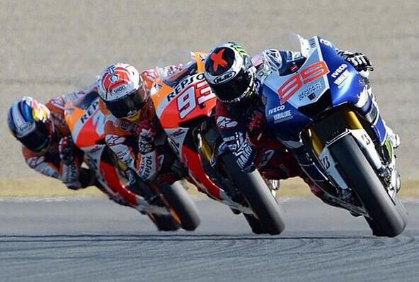 suziperry's tweet photo. Love this ... @lorenzo99 #MotoGP #showdown http://t.co/LzHGZDLU0Q