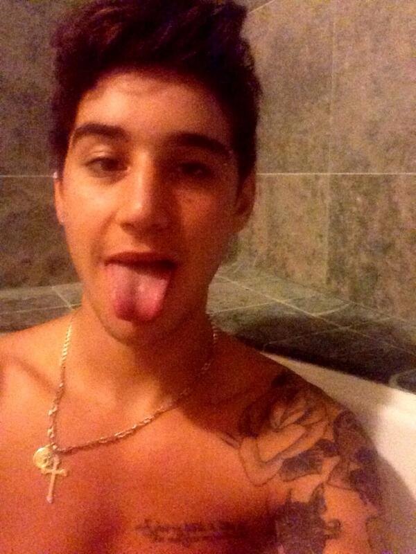 JaiBrooks1's tweet photo. Im having a bath naked I'm such a slut http://t.co/BhnPwEP45F