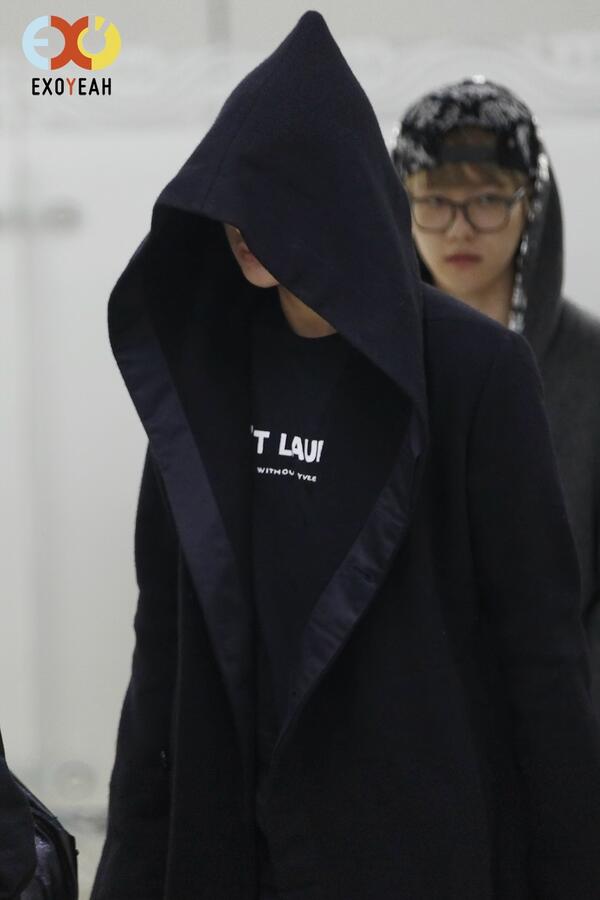 vxctorin's tweet photo. (¬_¬") kong nya makang puji jo RT@EXOGlobal: [HQ] 131028 Tao at Gimpo Airport cr: EXOYEAH http://t.co/0cZm9HDePz