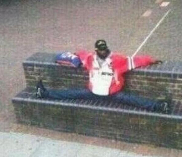 PostureoEspanol's tweet photo. -Mis amigos: Guardame un sitio.

-Yo: http://t.co/yM2fqoTwbY