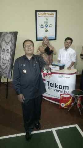Mang <a href="/OdedMD/">Oded Muhamad Danial</a> nyobain sarung tangan sonar untuk tuna netra buatan telkom university.