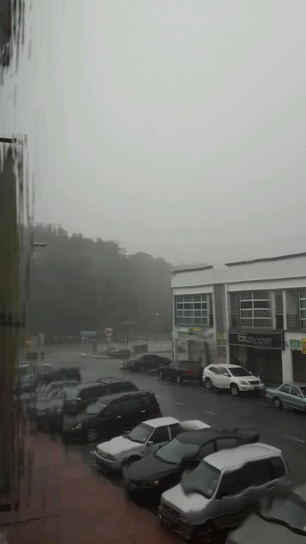ChinYeeToh's tweet photo. It's 6pm..heavy rain and there is no way for me to go into my car..I wanna back home..T.T http://t.co/DzwFQtWaYG