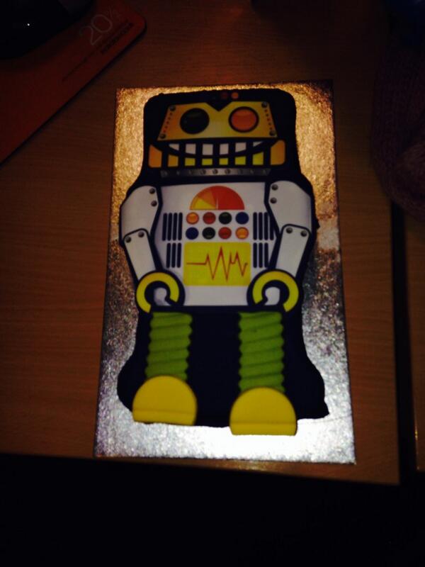 wishyouwerecaro's tweet image. #robotcake