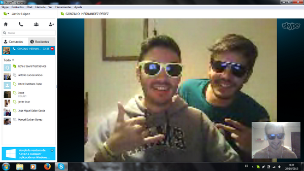 J_Loopez's tweet photo. Skype nocturno con mis hermanos de la tierra #SonGaysSí #PeroSeHacenQuerer @gonza91merida @EscriDavid http://t.co/vqYUzmrSd0