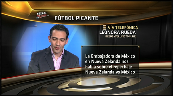 futpicante's tweet photo. En el teléfono de #FutbolPicante la embajadora de México en Nueva Zelanda, Leonora Rueda http://t.co/XxVndNDZ3A