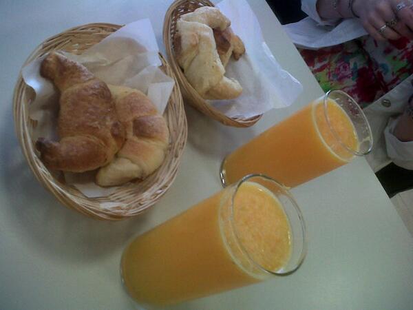 ericaeandi's tweet photo. Merienda con @VirGiacone después de que nos rompieron el toto!! http://t.co/xYVPpRzEjw