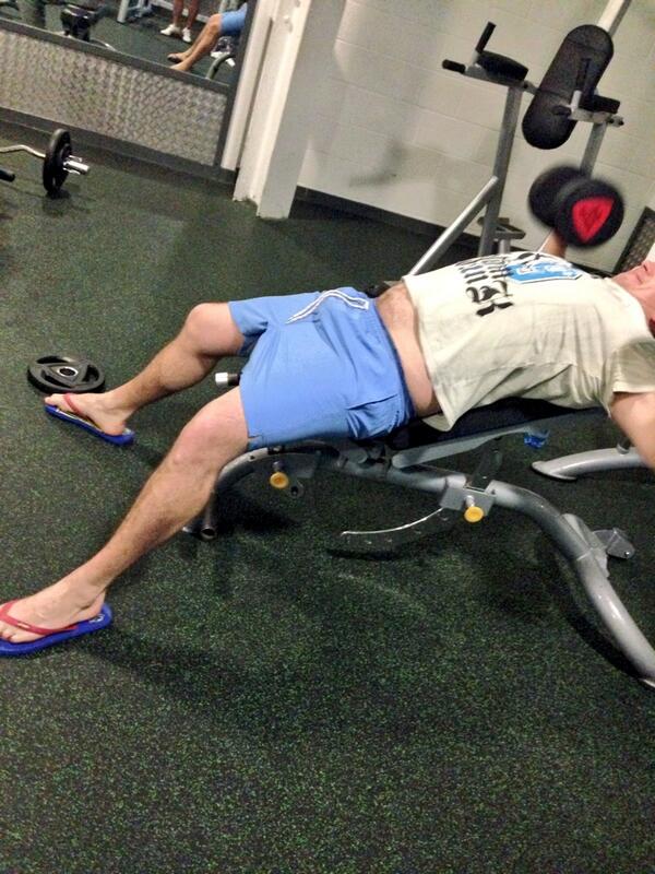 pete_tin's tweet image. Key gym attire, in Aberdeen, in October. Flip flops. Check. #strongbase @Gym_wankers