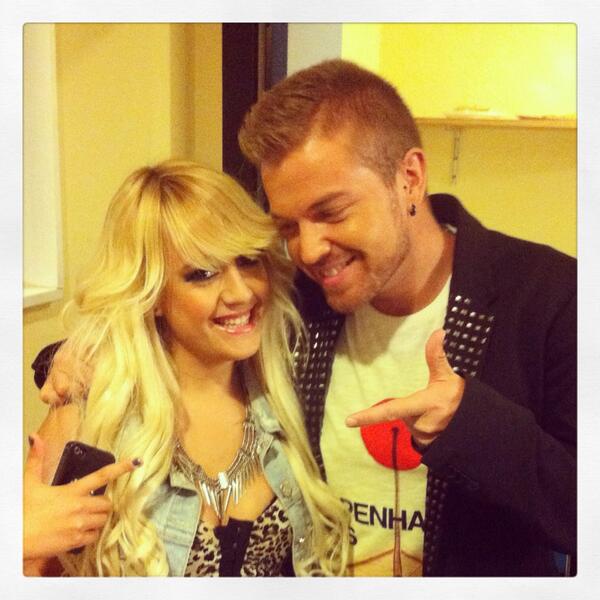 ZambraAgency's tweet photo. Enhorabuena a @IamMandySantos por su paso en #batalla1 . Aquí os dejamos una foto junto a nuestro @elpoderdelpop http://t.co/mfyCU8kYsK